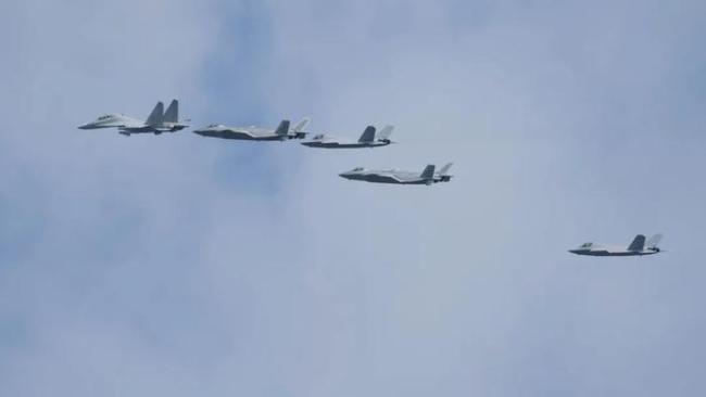 九三阅兵彩排画面曝光，歼10没有加入空中编队？
