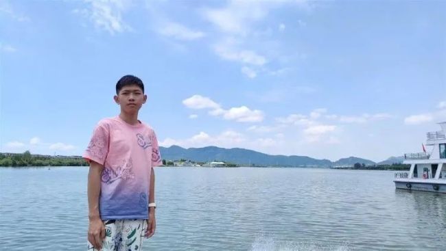 高中生坐飞机到西双版纳后失联 家人焦急寻子