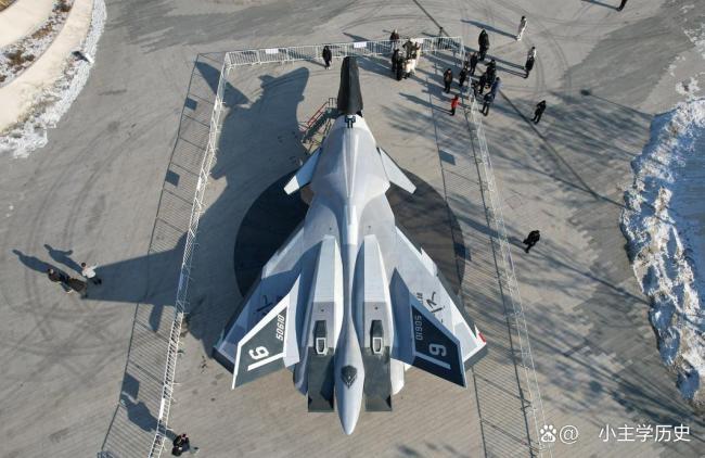 白帝戰(zhàn)機亮相長春航展 科幻模型引圍觀