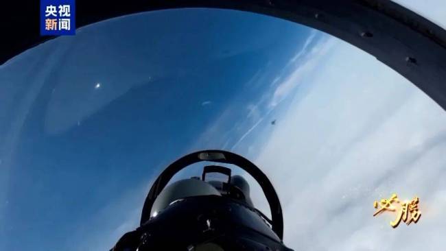 我们的飞行员与两个