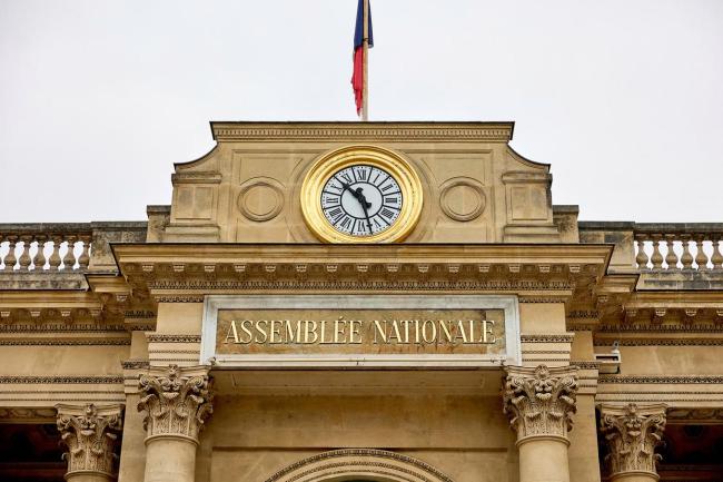 马克龙深陷政治危机 总理辞职风波不断