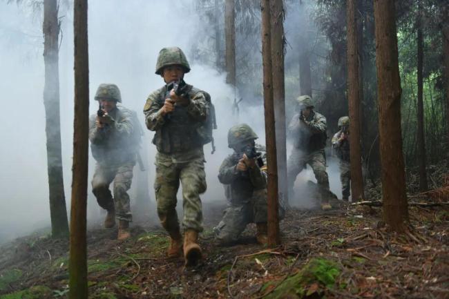 连贯特情刺激官兵“战斗神经” 实战演练锤炼精兵