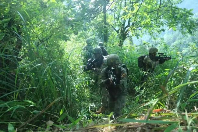 连贯特情刺激官兵“战斗神经” 实战演练锤炼精兵