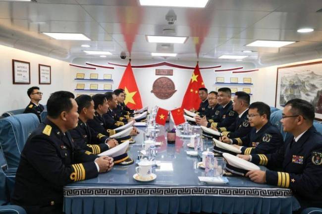 越南海军两艘舰艇抵达防城港 中越联合巡逻20周年庆典