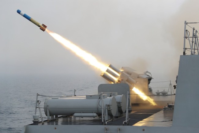 北部战区海军某驱逐舰支队贵阳舰发射水声对抗器材（资料照片）