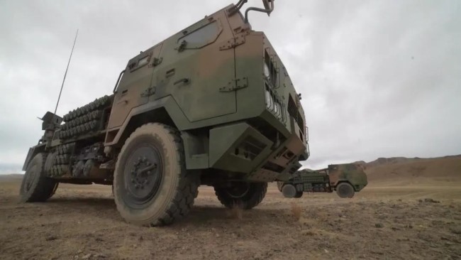 海拔4500米 新型车载榴弹炮多弹种实弹射击训练！