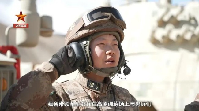 新疆军区列装新型装甲突击车 美女炮长佩枪抢眼