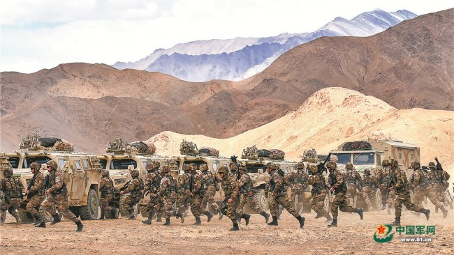 新疆军区某合成师侦察兵训练震撼来袭