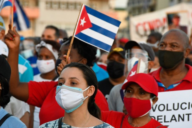 古巴大规模集会现场：90岁卡斯特罗举国旗上街