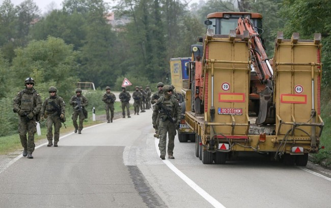 塞尔维亚与科索沃局势缓和 维和部队在边境巡逻