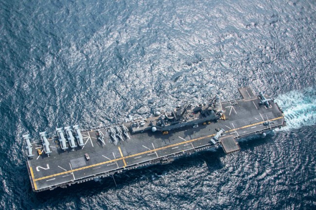 美军两栖攻击舰亮家底：甲板上满是飞机