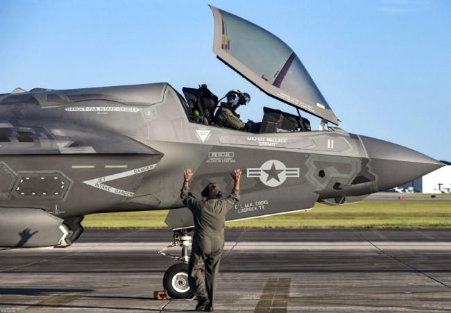 11月18日，美国海军陆战队501战斗机中队的F-35B战斗机进行日常训练。