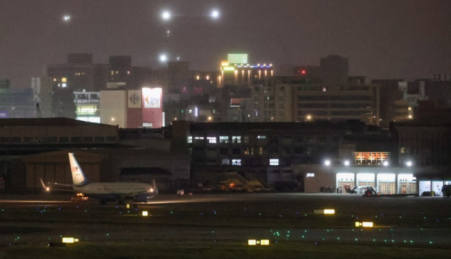 美国多名议员深夜窜访台湾 专机落地画面曝光