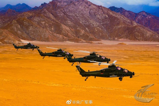 开着战机去战斗，或许是很多人想要当兵的理由。一组直升机训练美图送给大家，让眼睛先体验一次飞行。一起欣赏直升机飞越锦绣河山！