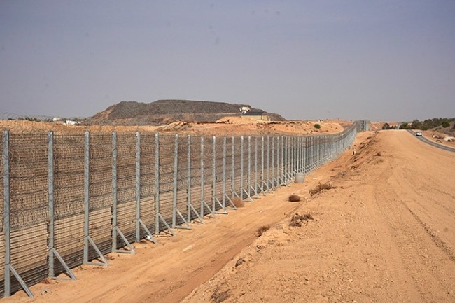以国防部:加沙地带"智能"隔离墙完工 装配雷达系统等