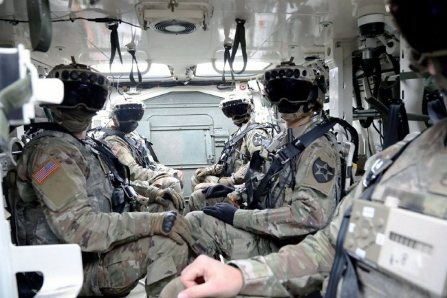 通过“双筒增强夜视仪”(ENVG-B)拍摄的美国陆军实弹射击训练。（SOSUS）