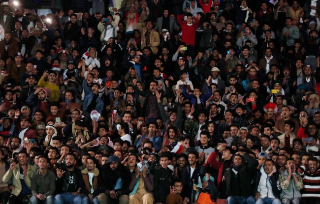 也门首都萨那卫生部门2021年12月14日说，民众13日晚在庆祝活动中对空鸣枪，造成至少5人死亡，另有124人受伤。据也门胡塞武装控制的马西拉电视台14日报道，也门U16国家男子足球队13日在西亚U16足球锦标赛决赛中击败沙特阿拉伯队获得冠军，萨那民众走上街头庆祝。在庆祝过程中有人对空鸣枪，流弹击中密集的人群，造成人员伤亡。