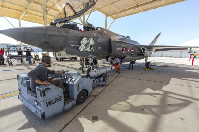 B-2测试B61-12核弹，临空投掷核弹是该机最初的设计任务。一架编号为AF-01的F-35原型机挂载B61核弹进行测试。