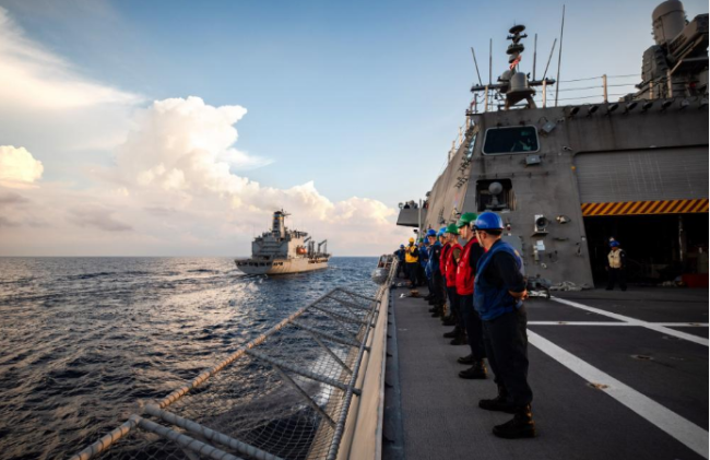 美国军舰在南海最新行踪曝光，美军展示装填鱼雷画面