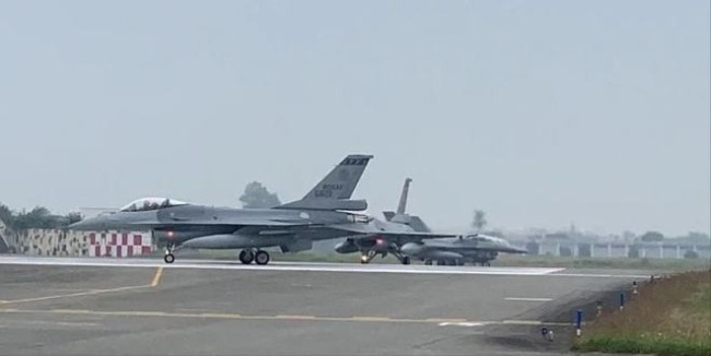 台军通报F-16V坠海：飞行员未跳伞，且全程按住通话键致地面无法沟通