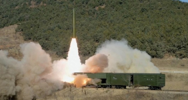 朝鲜KN24新型近程弹道导弹发射画面公开