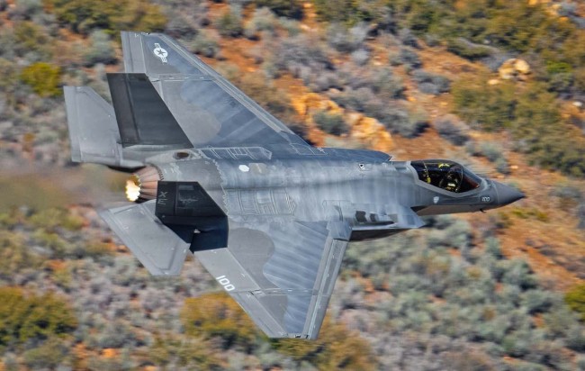 近日，网络出现了一组美军F117飞行画面，显示已经装备了最新的镜面涂装，另外近期也有F35版的镜面涂装出现。