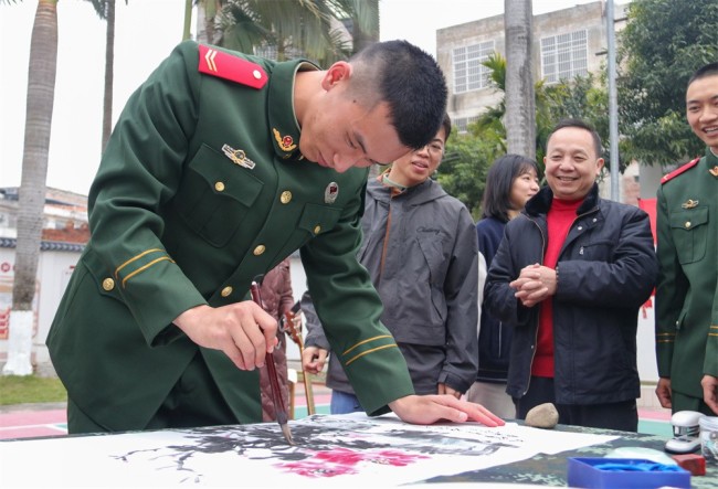 武警防城港支队：传统文化进军营 喜迎新春送祝福