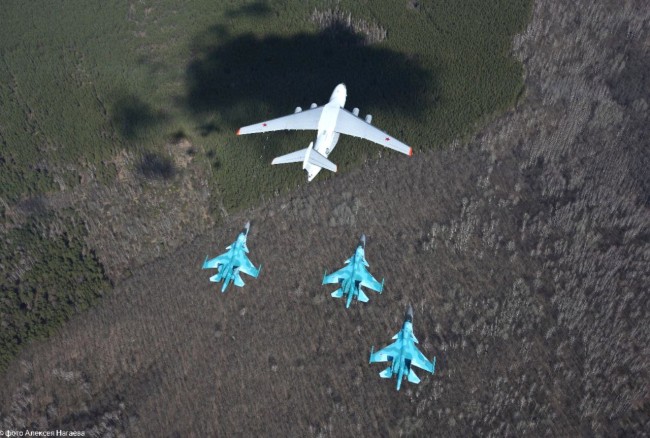 俄罗斯苏-34战斗轰炸机和伊尔-78空中加油机编队飞行的精彩镜头。