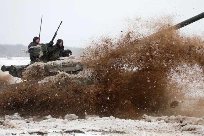 俄乌局势紧张！乌克兰军队举行演习 当地时间2022年2月10日，乌克兰哈尔科夫，乌克兰军队举行演习。