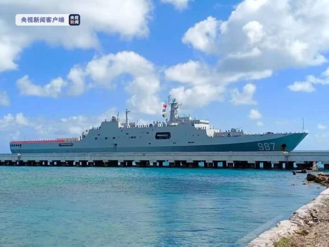 运送救援物资的中国海军舰艇编队抵达汤加