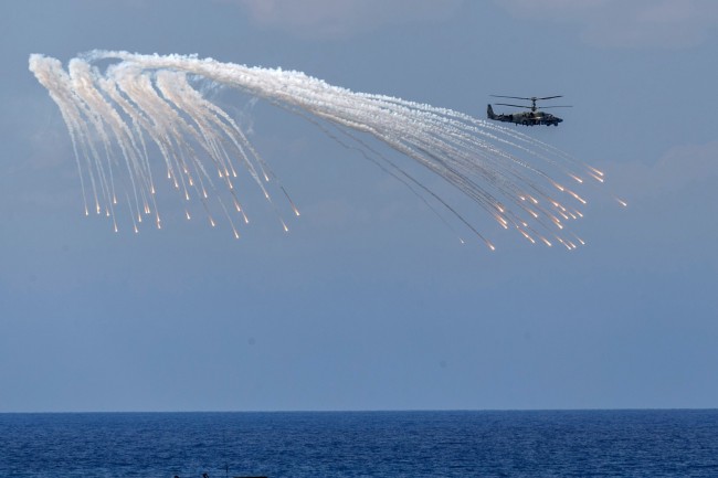 俄国防部发布消息说：“俄罗斯远程航空兵图-22M3轰炸机及携带‘匕首’高超音速导弹的米格-31K战机转场进驻到俄驻叙利亚赫梅米姆空军基地，参加在地中海东部举行的由俄罗斯海军各大舰队舰艇组成的编队海上演习。