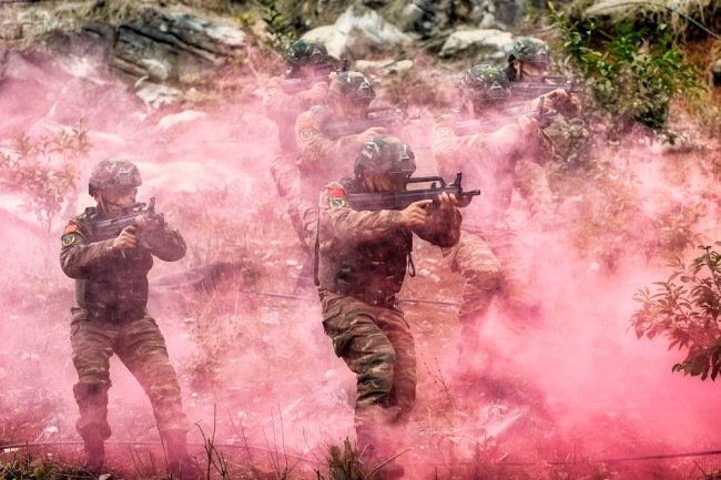 真打实练！直击武警特战队员实战化练兵