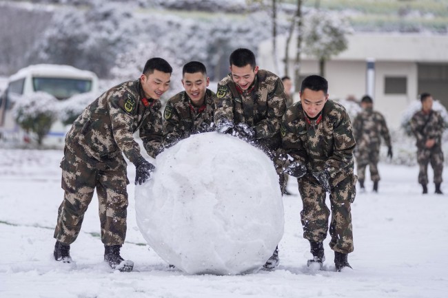 没见过这么多的雪南方兵哥哥雪地玩嗨了