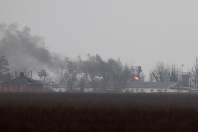 俄罗斯2022年2月24日说，俄军方已经摧毁乌克兰境内超过70个军事目标，包括11个机场。报道称，俄罗斯国防部发言人科纳申科夫说：“俄罗斯武装力量的袭击造成乌克兰74个地面军事设施被摧毁。”他说，俄方还击落一架乌克兰军用直升机和4架无人机。