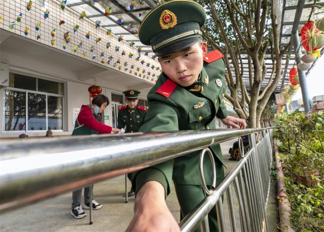 武警桂林支队在敬老院开展“学雷锋 送温暖”活动