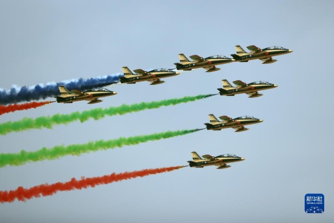沙特首届世界防务展举办飞行特技表演