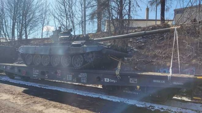 捷克向乌克兰运送坦克画面曝光 打破北约国家先例