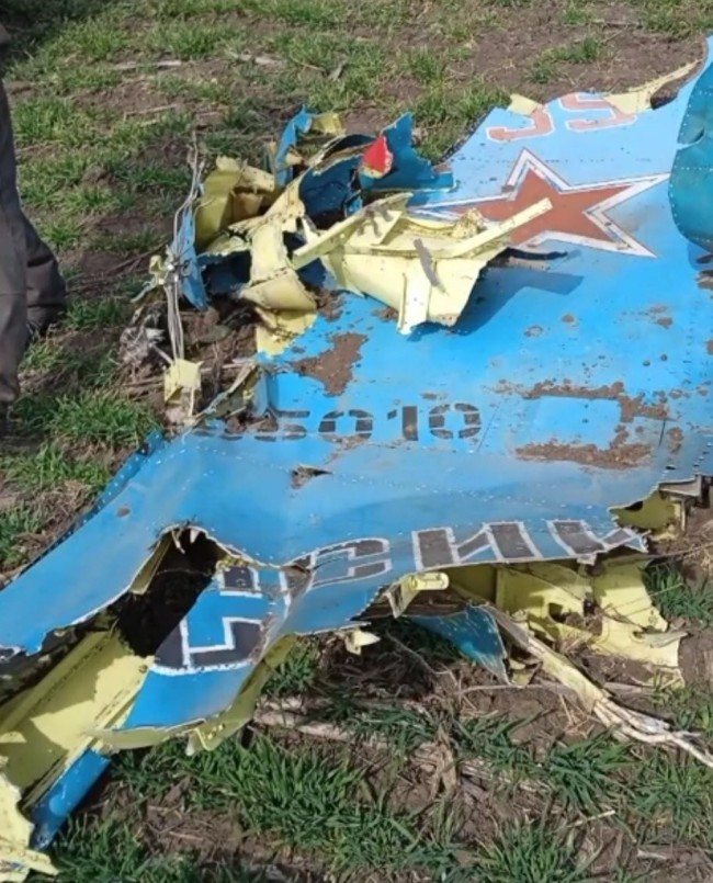 俄军苏-34残骸又出现战场上 身份可确认