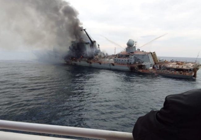 莫斯科号沉没前照片流出 浓烟升起舰体倾斜