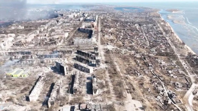 战火中的马里乌波尔市区。