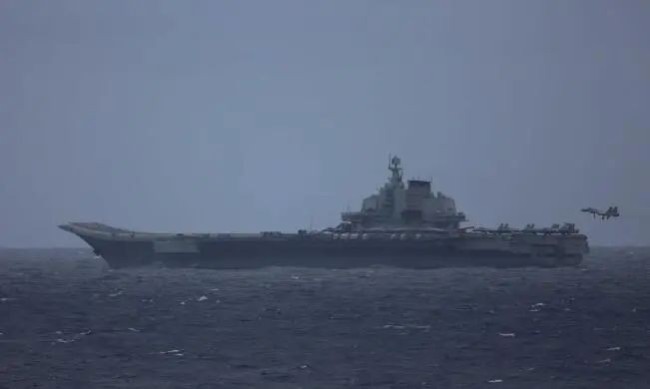 自卫队拍摄到的“辽宁”舰起降舰载机图源：社交媒体