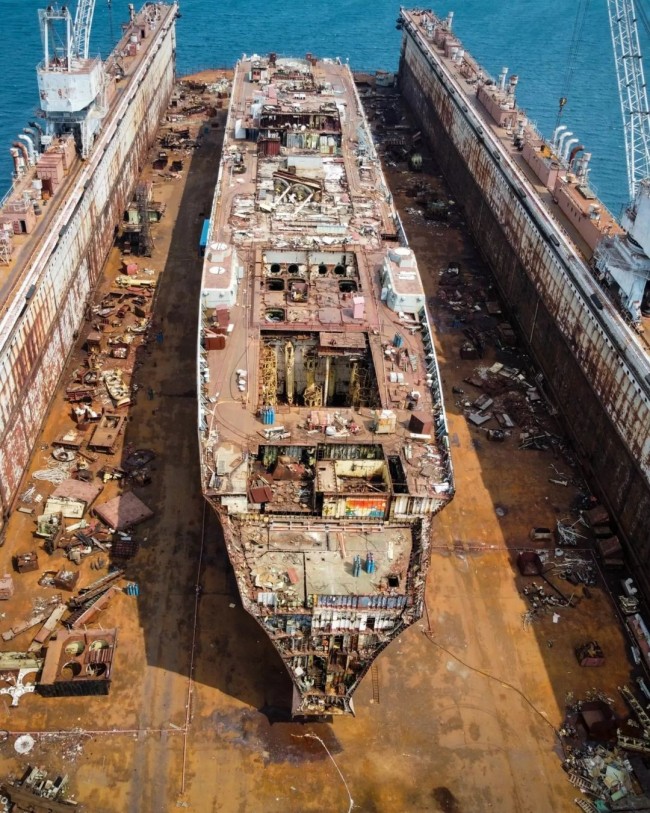 俄核动力巡洋舰拆解 船和船坞都锈蚀严重