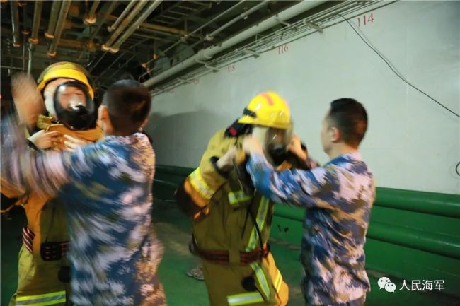 揭秘！登陆舰舰员与陆战队员如何协同训练