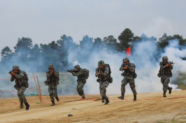 攥指成拳 合成营多兵种协同进攻战斗演练