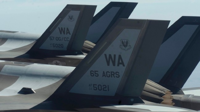 美军F-35战斗机喷上了歼-20的割裂迷彩涂装