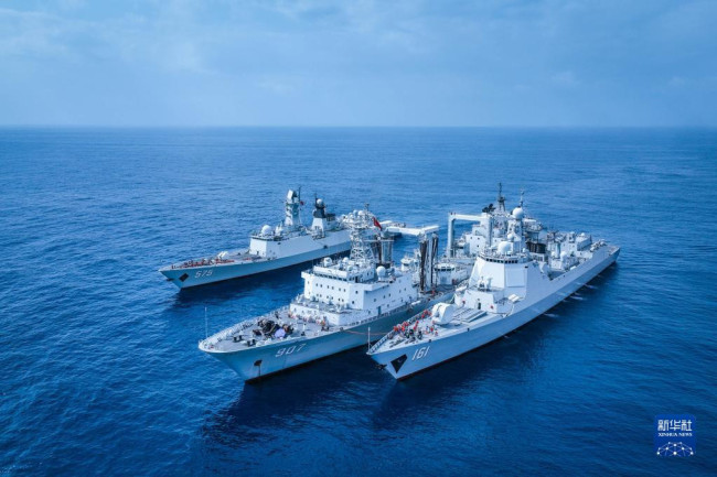 中国海军第40批护航编队骆马湖舰（中）同时为岳阳舰（左）、呼和浩特舰进行补给（2月27日摄）。新华社发（杨捷 摄）