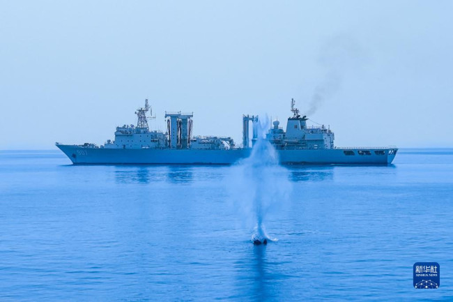 中国海军第40批护航编队骆马湖舰进行实弹射击训练（4月8日摄）。新华社发（殷振洲 摄）