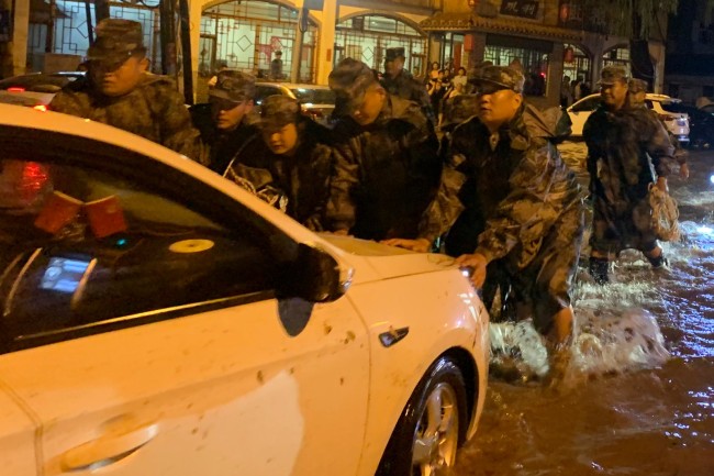 山西古交：应急民兵紧急出动抗洪抢险救群众