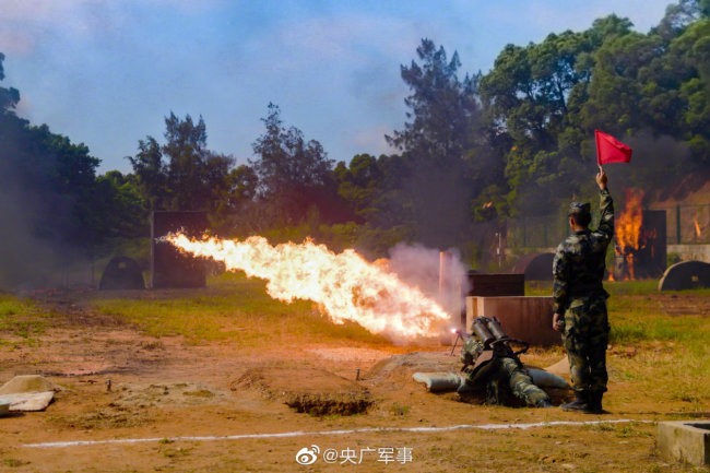 火力全开！多角度实拍官兵喷火训练瞬间