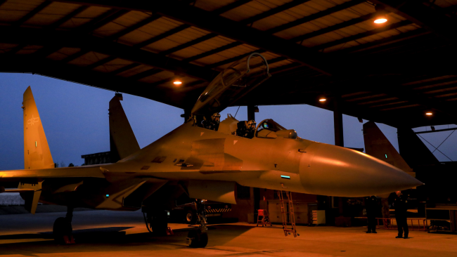 东部战区空军航空兵某旅开展跨昼夜飞行训练